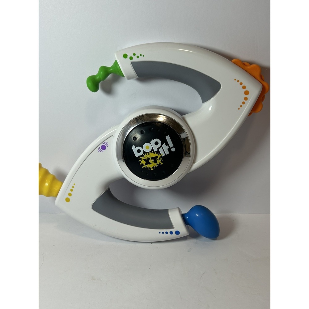 Bop It! XT Handheld Reflex Electronic Talking Game Hasbro 2010 White Works Great